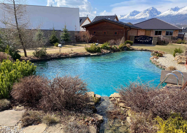 Na predaj jedinečné rodinné sídlo s kúpacím jazierkom a výhľadom na Vysoké Tatry