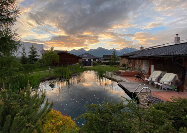 Na predaj jedinečné rodinné sídlo s kúpacím jazierkom a výhľadom na Vysoké Tatry