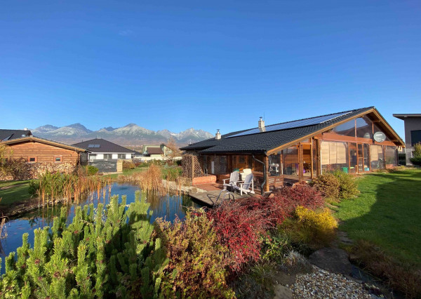 Na predaj jedinečné rodinné sídlo s kúpacím jazierkom a výhľadom na Vysoké Tatry