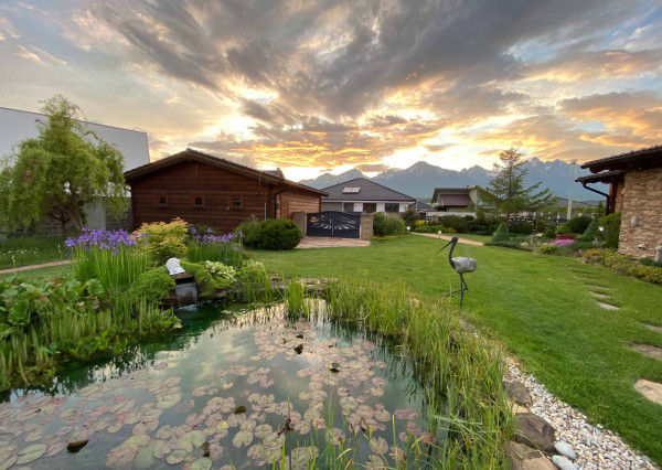 Na predaj jedinečné rodinné sídlo s kúpacím jazierkom a výhľadom na Vysoké Tatry