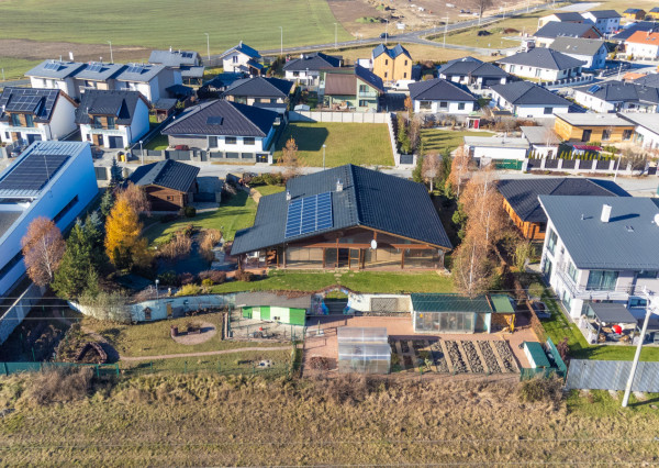 Na predaj jedinečné rodinné sídlo s kúpacím jazierkom a výhľadom na Vysoké Tatry