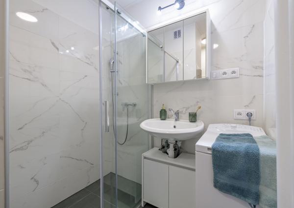 Na prenájom priestranný, moderný 2-izbový byt na Riazanskej ulici v Bratislave