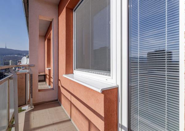 Na prenájom priestranný, moderný 2-izbový byt na Riazanskej ulici v Bratislave