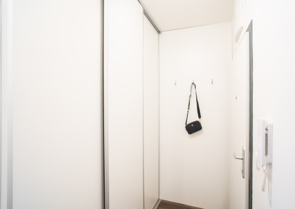 REZERVOVANÉ: Na predaj kompletne zariadený 2-izbový byt v centre Banskej Bystrice