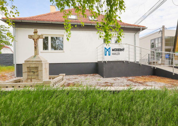 Na prenájom obchodný priestor v centre Šamorína s výbornou viditeľnosťou