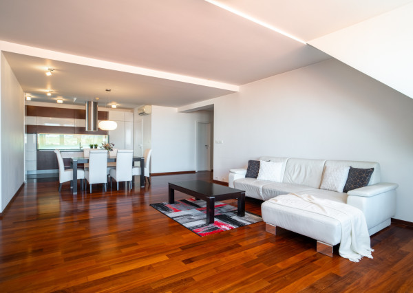 Na predaj priestranný 4-izbový byt pod hradom v centre Bratislavy