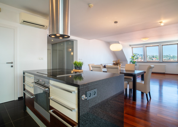 Na predaj priestranný 4-izbový byt pod hradom v centre Bratislavy