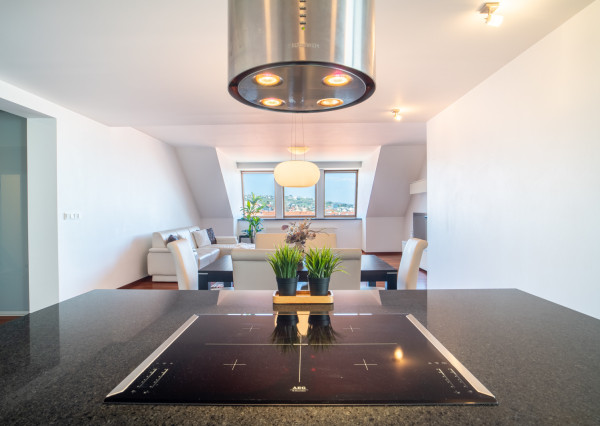 Na predaj priestranný 4-izbový byt pod hradom v centre Bratislavy