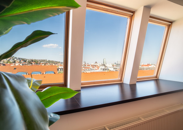 Na predaj priestranný 4-izbový byt pod hradom v centre Bratislavy