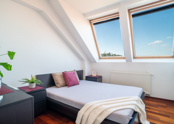 Na predaj priestranný 4-izbový byt pod hradom v centre Bratislavy