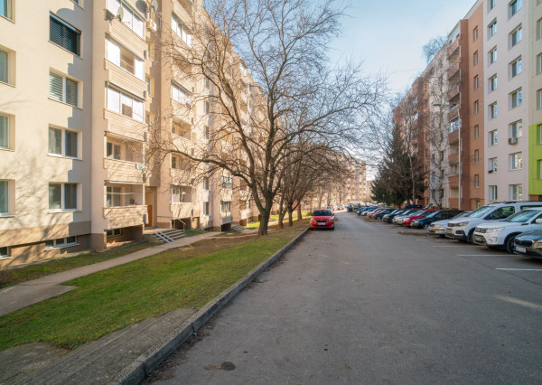 REZERVOVANÉ :Na prenájom veľkometrážny 2-izbový byt v Nitre