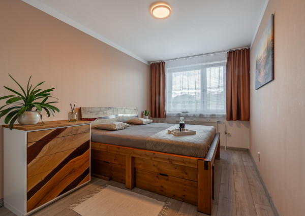 REZERVOVANÉ - Na predaj priestranný 4-izbový byt vo vyhľadávanej lokalite blízko centra Bratislavy