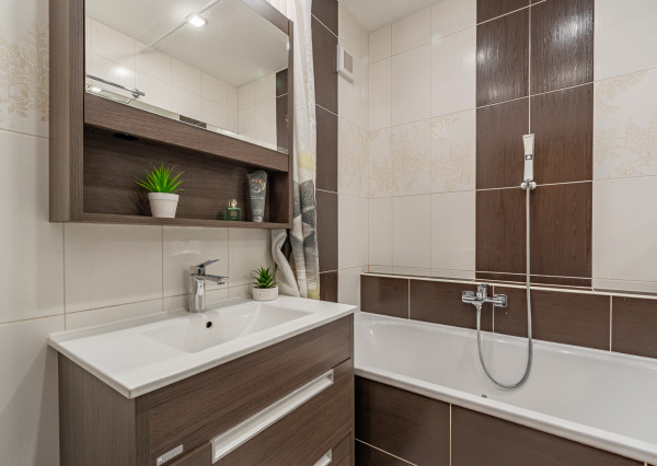 REZERVOVANÉ - Na predaj priestranný 4-izbový byt vo vyhľadávanej lokalite blízko centra Bratislavy