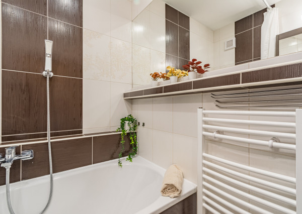 REZERVOVANÉ - Na predaj priestranný 4-izbový byt vo vyhľadávanej lokalite blízko centra Bratislavy