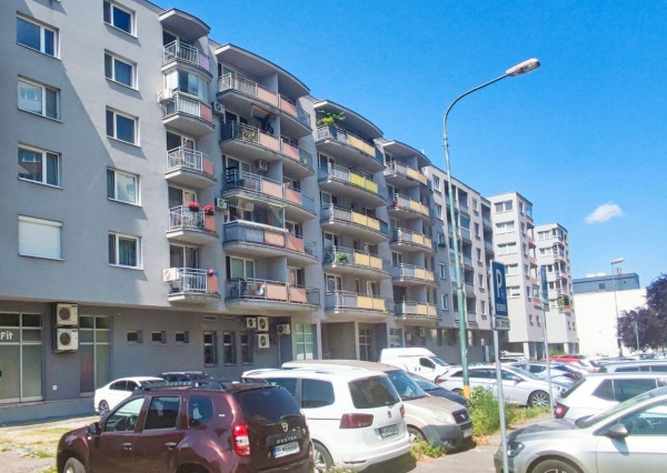 Na prenájom garážové parkovacie státie v Petržalke