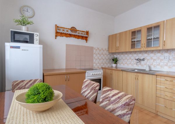 REZERVOVANÉ: Na predaj útulný 2-izbový byt v malebných Hybiach v pokojnej lokalite