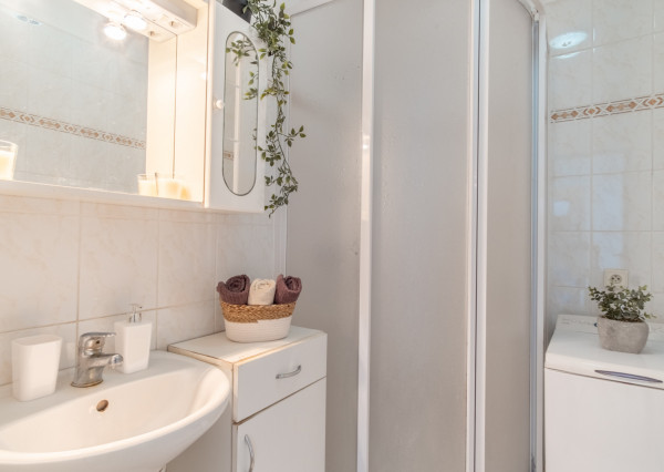 REZERVOVANÉ: Na predaj útulný 2-izbový byt v malebných Hybiach v pokojnej lokalite