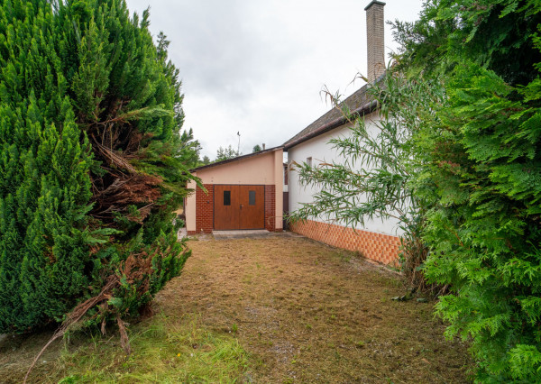 Na predaj starší rodinný dom s veľkým pozemkom v Trenčíne, časť Zlatovce