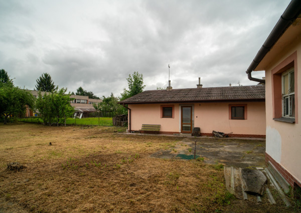 Na predaj starší rodinný dom s veľkým pozemkom v Trenčíne, časť Zlatovce