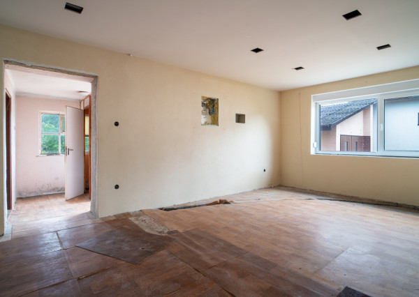 Na predaj starší rodinný dom s veľkým pozemkom v Trenčíne, časť Zlatovce