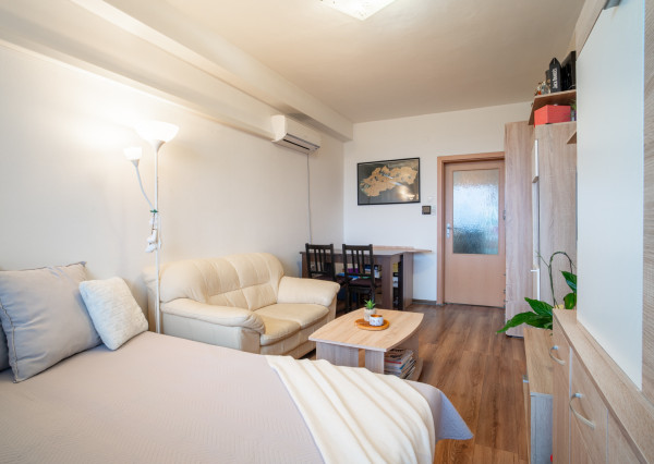 REZERVOVANÝ: Na predaj 1-izbový byt na Račianskej ulici s investičnou perspektívou