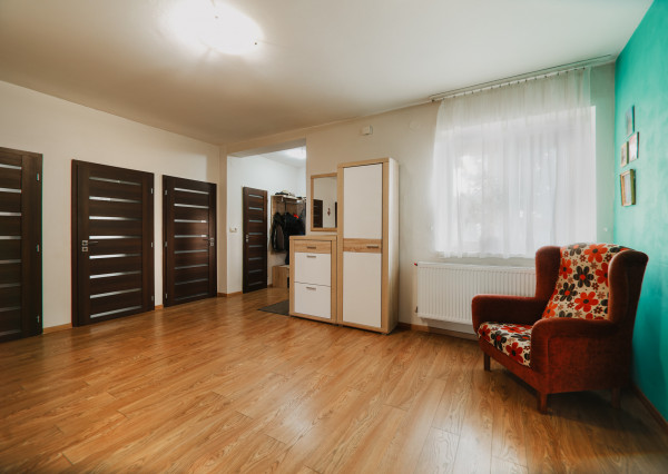 PREDANÉ: Na predaj priestranný rodinný dom v obci Beluša