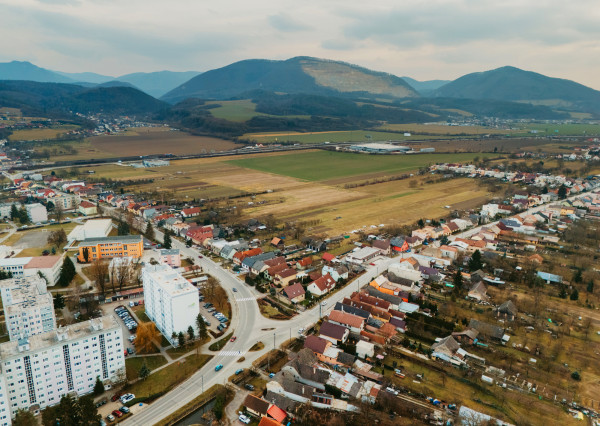 PREDANÉ: Na predaj priestranný rodinný dom v obci Beluša