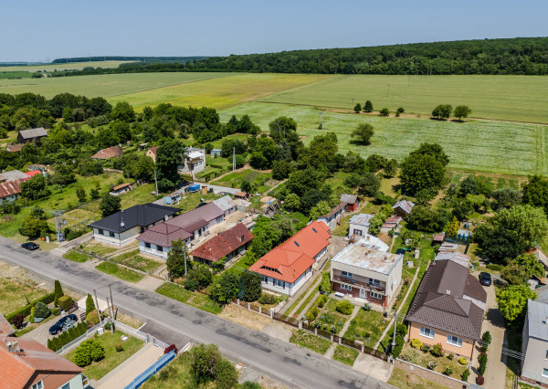 Na predaj rozmerný pozemok vhodný na výstavbu v obci Moravany časť Lučkovce