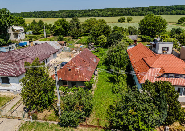 Na predaj rozmerný pozemok vhodný na výstavbu v obci Moravany časť Lučkovce