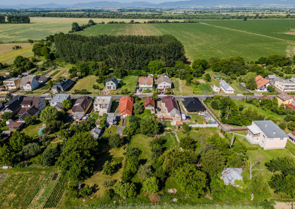 Na predaj rozmerný pozemok vhodný na výstavbu v obci Moravany časť Lučkovce