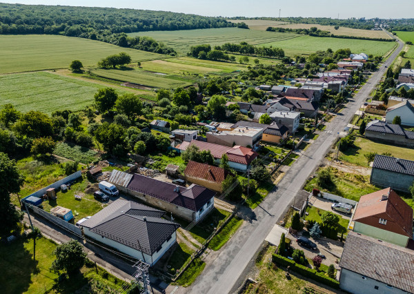 Na predaj rozmerný pozemok vhodný na výstavbu v obci Moravany časť Lučkovce