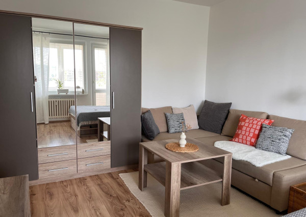 Na prenájom pekný 1-izbový byt s veľkou loggiou v obľúbenej časti Dúbravky