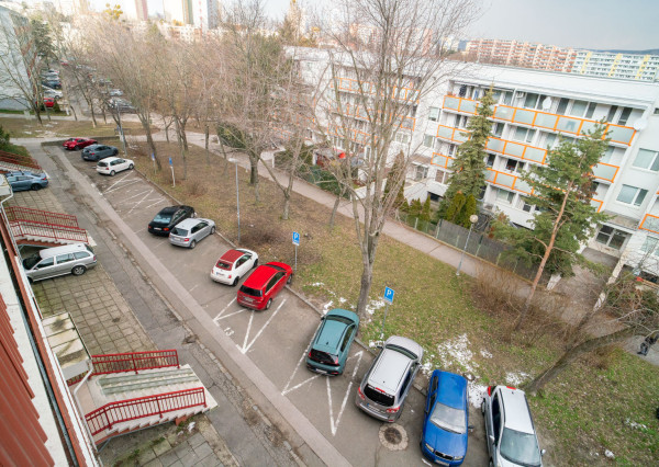 Na prenájom pekný 1-izbový byt s veľkou loggiou v obľúbenej časti Dúbravky