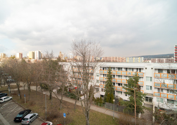 Na prenájom pekný 1-izbový byt s veľkou loggiou v obľúbenej časti Dúbravky