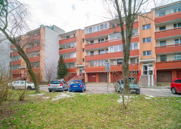 Na prenájom pekný 1-izbový byt s veľkou loggiou v obľúbenej časti Dúbravky