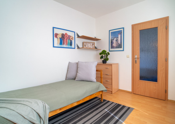 Na prenájom 3-izbový byt v Petržalke na Holičskej ulici