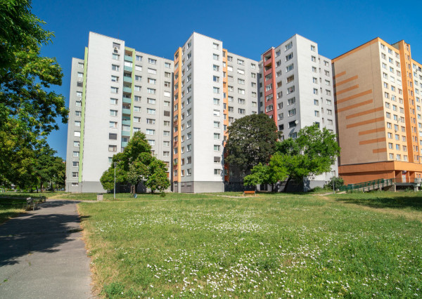 Na prenájom 3-izbový byt v Petržalke na Holičskej ulici