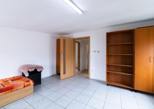 Na predaj 5-izbový byt s terasou a parkovacím miestom v obci Lipovec