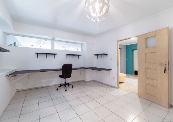 Na predaj 3-izbový byt s terasou, predzáhradkou a parkovacím miestom v obci Lipovec