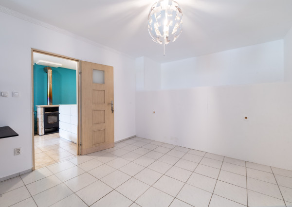 Na predaj 3-izbový byt s terasou, predzáhradkou a parkovacím miestom v obci Lipovec