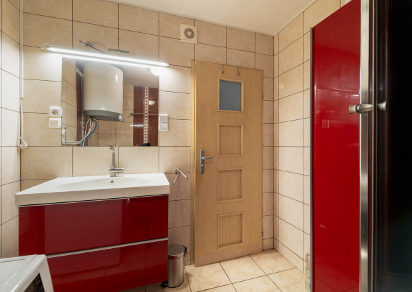 Na predaj 3-izbový byt s terasou, predzáhradkou a parkovacím miestom v obci Lipovec