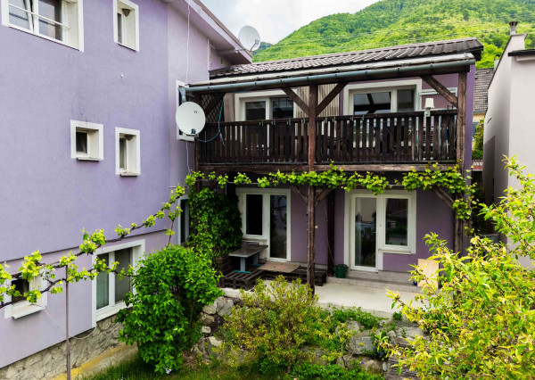 Na predaj 3-izbový byt s terasou, predzáhradkou a parkovacím miestom v obci Lipovec