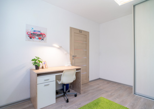 REZERVOVANÉ: Na predaj priestranný 3-izbový byt na Slávičej ulici v Senci