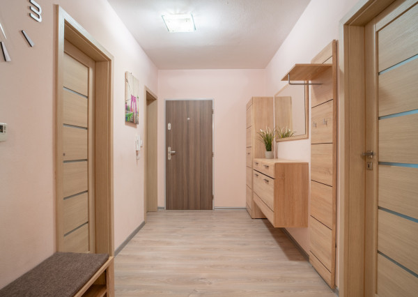 REZERVOVANÉ: Na predaj priestranný 3-izbový byt na Slávičej ulici v Senci