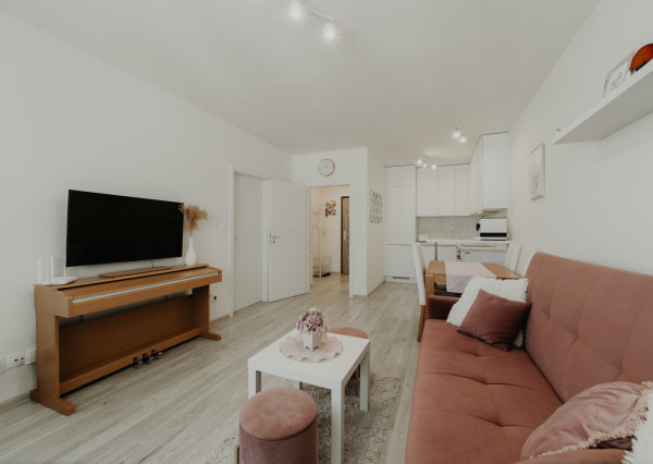 REZERVOVANÉ: Na predaj kompletne zariadený 2-izbový byt v Trenčíne