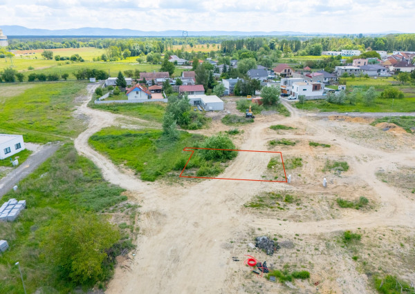 Na predaj pozemok s projektom a stavebným povolením v obci Veľké Leváre