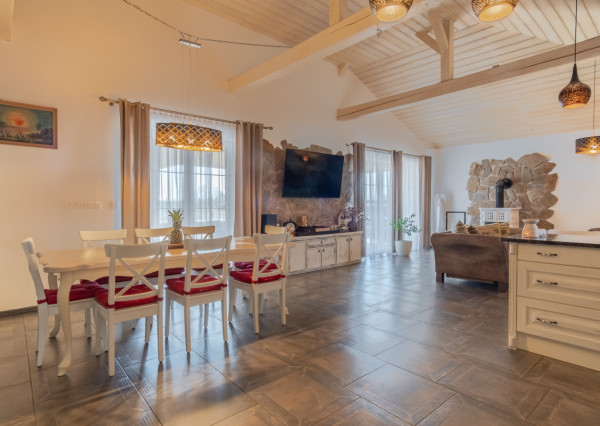 Na predaj exkluzívny rodinný dom s dvoj-garážou v podtatranskej obci Veľký Slavkov