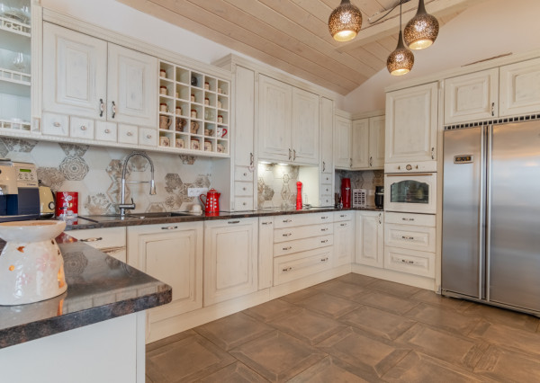 Na predaj exkluzívny rodinný dom s dvoj-garážou v podtatranskej obci Veľký Slavkov