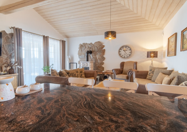 Na predaj exkluzívny rodinný dom s dvoj-garážou v podtatranskej obci Veľký Slavkov