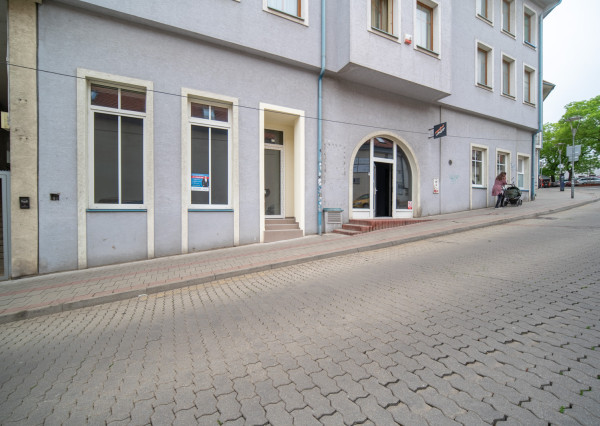 Na prenájom veľkorysý obchodný priestor s mezanínom na Zámockej ulici pod Bratislavským hradom